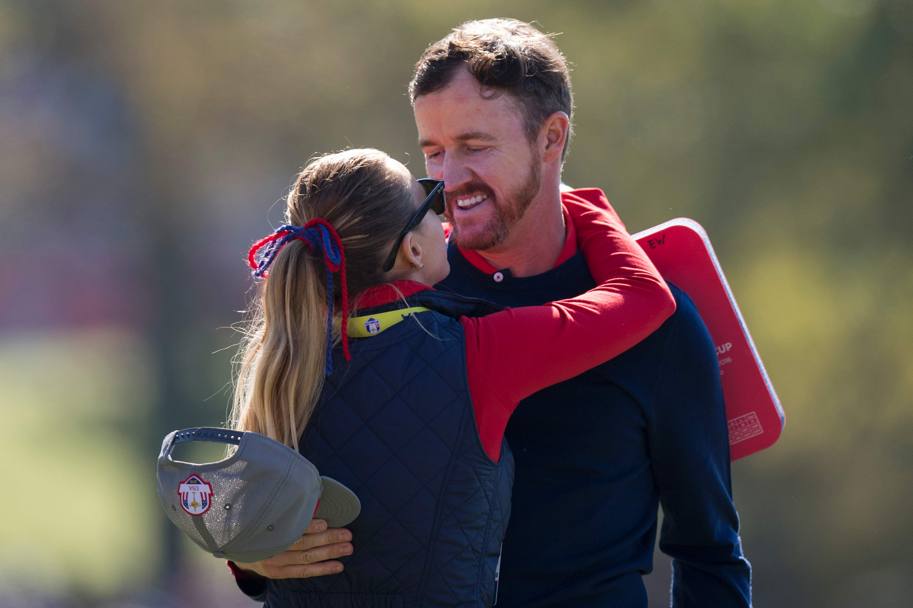 Jimmy Walker abbraccia la moglie Erin dopo la vittoria nella mattinata da parte del Team Usa AFP 